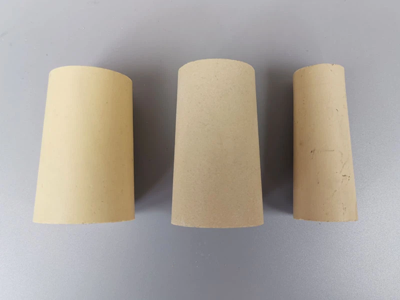 Acélból készült cirkónium-betét tűzálló, sárgás fúvókákat helyez be